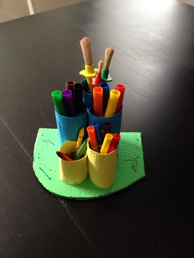 Pot à crayon rouleau papier toilette : un modèle simple