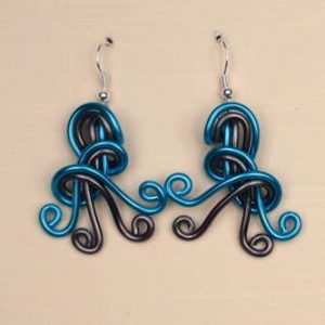 Une paire de boucles d'oreilles chocolat et turquoise