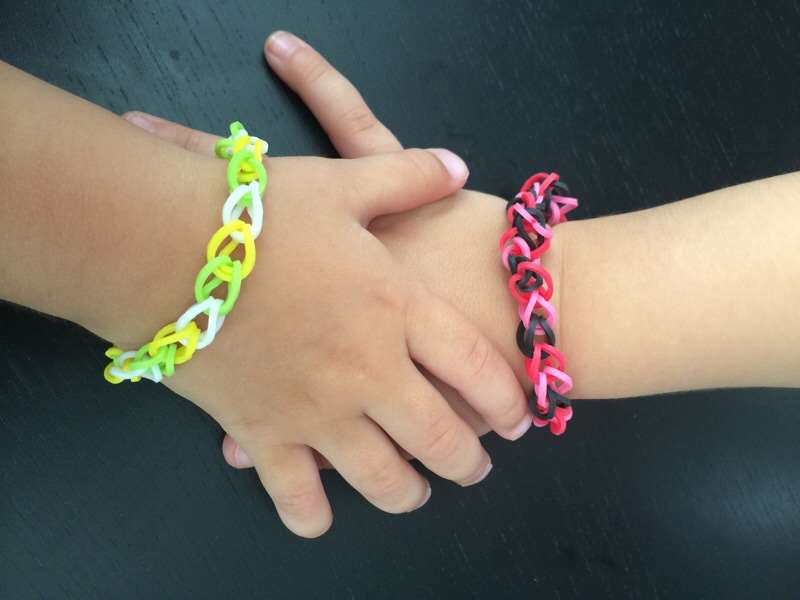 Rainbow loom : découvrez 3 techniques (avec et sans machine) - Les  aventures de la famille Bourg