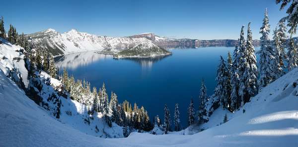 1280px-Crater_Lake_winter_pano2